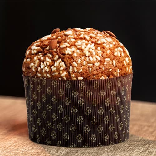 Panettone cotto nel pirottino di carta marrone con decoro dorato